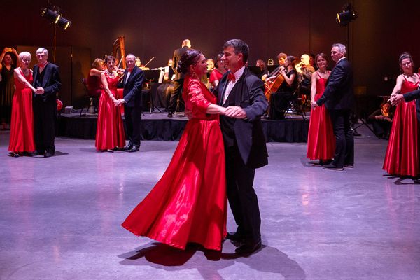 Une centaine de danseurs ont participé au bal Viennois de novembre 2023