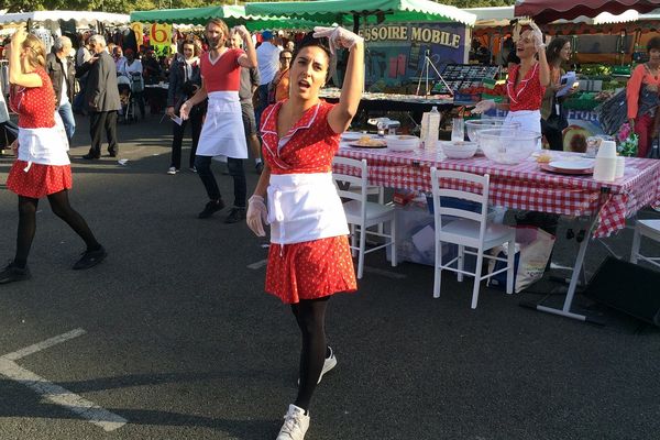 Le Centre Chorégraphique National de Nantes sur le marché de la Petite Hollande