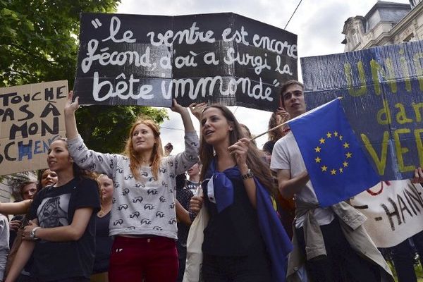 De jeunes manifestants contre l'extrême droite ce jeudi 29 mai