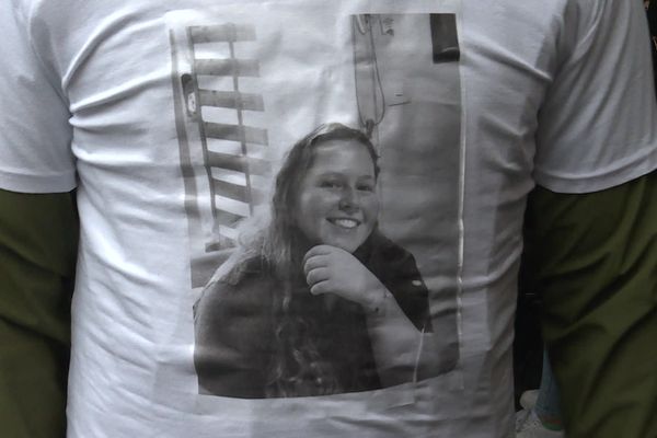 Parmi la foule rassemblée, certains portaient des tee-shirts avec une photo de la jeune femme.