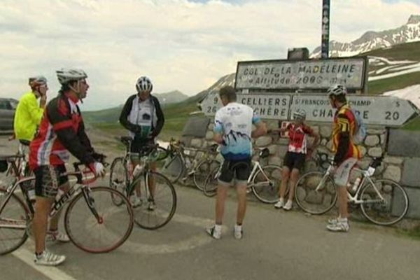 Le col de la Madeleine, à 1 993 mètres d'altitude, se situe entre les vallées de la Tarentaise et de la Maurienne, et sépare les massifs de la Vanoise et de la Lauzière. 