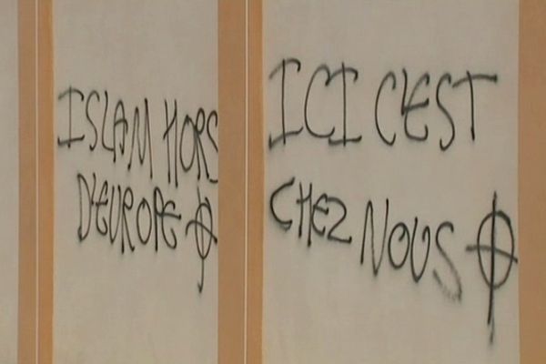 Des tags et une croix celtique ont maculé les murs de la mosquée et du lycée catholique voisin. 