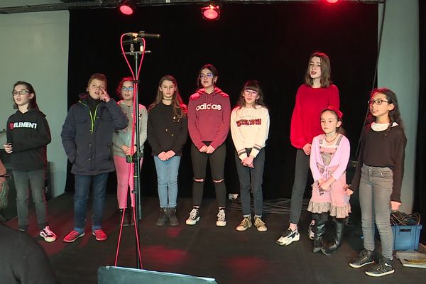 Les enfants de "Normandie Kids", la chorale d'enfants de la MJC d'Evreux, lors d'une séance d'enregistrement. 