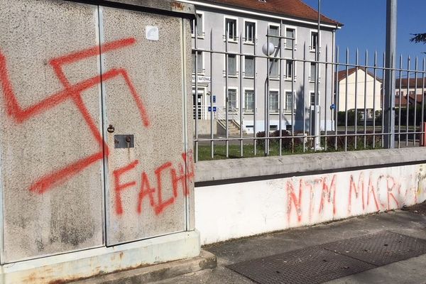 Les tags sont apparus dans la nuit de samedi à dimanche sur l'enceinte de la gendarmerie de La Tour-du-Pin.