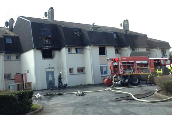 Le feu a pris au premier étage de ce petit immeuble