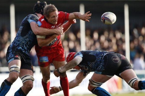 Jonny Wilkinson à la lutte pour la possession du ballon ovale