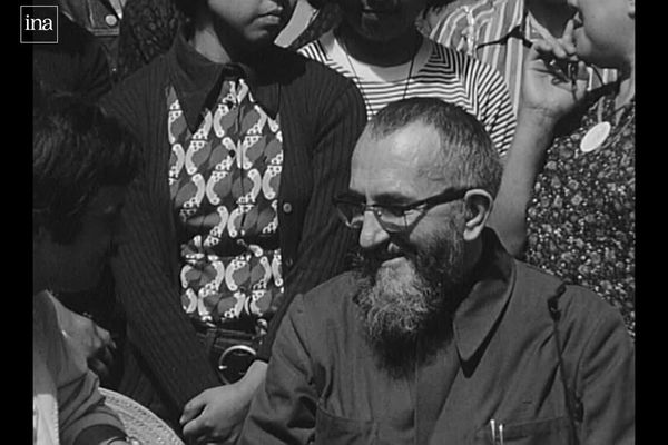 En 1972, l'abbé Pierre, fondateur du mouvement Emmaüs, était en visite au Mont Roland, à Dole, dans le Jura.