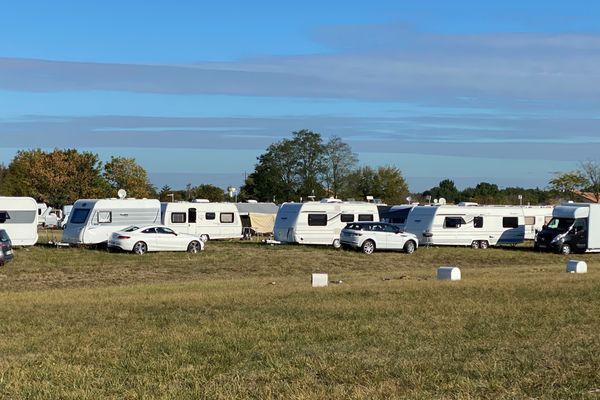 Environ 70 caravanes sont installées depuis dimanche 6 septembre sur le terrain des Hauts de Croutelle, une commune proche de Poitiers dans la Vienne.