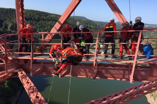 Les pompiers du Cantal, conjointement avec les pompiers de la Lozère, se sont exercés, mercredi 18 septembre, à un sauvetage de haute voltige. Ils étaient une trentaine à manœuvrer autour d’un scénario qui pourrait arriver sur le viaduc de Garabit. 