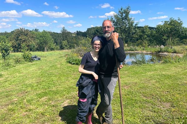 Mathieu Baron et sa fille sur leur ferme en permaculture