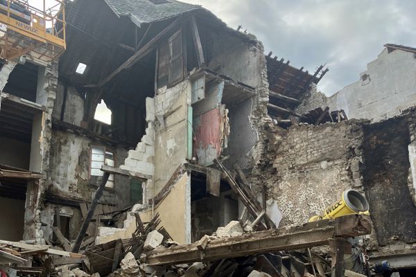 Deux immeubles de "l'ilot-Z" de la Colbert à Châtellerault se sont effondrés pour des raisons encore inconnues.