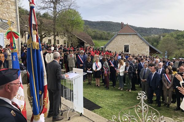 Rassemblement devant la maison qui abritait les 44 enfants juifs arrêtés le 6 avril 1944 et déportés.