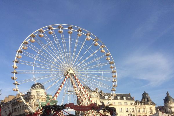 La grande roue du marché de Noël sur la place du Martroi en 2015.