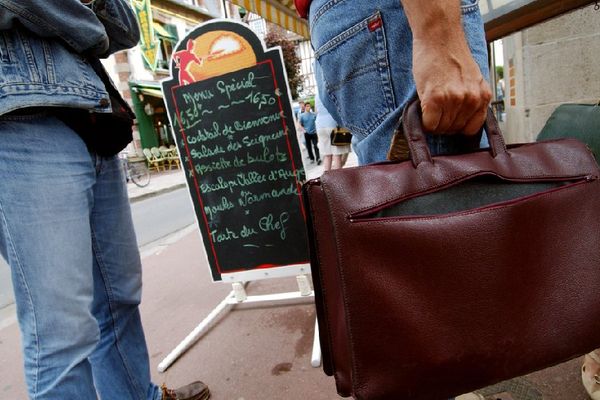 Des agents spécialisés dans la lutte contre le travail illégal font irruption dans un restaurant. 