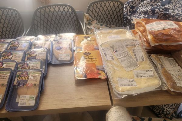 Lunel (Hérault) - 160 kilos de produits périmés saisis lors d'un contrôle de gendarmerie dans les commerces de la ville - août 2023.