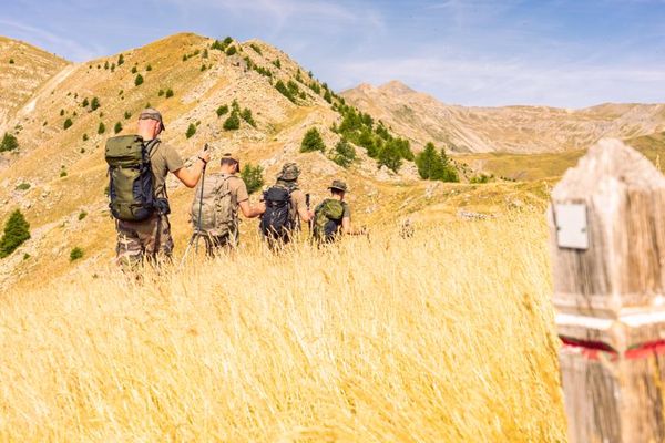 En cette période de l'année, ces soldats habitués à la neige et au froid ont progressé dans les hautes herbes et sous des températures élevées.