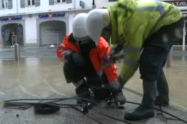 Une vingtaine d'agents ERDF s'emploie à rétablir le courant dans la ville, les pieds dans l'eau