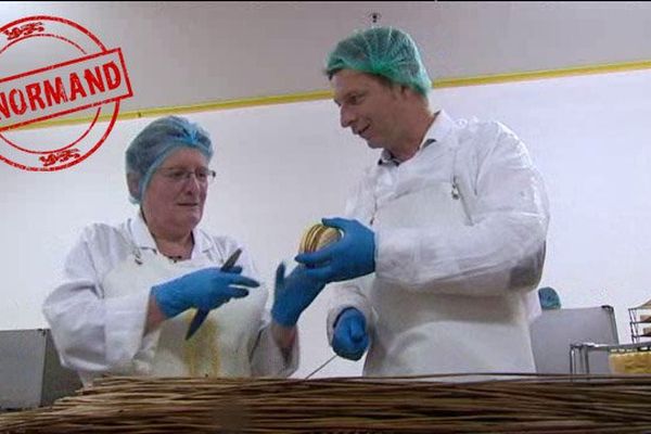 Damien Mignau s'essaye au liage dans la fromagerie Graindorge