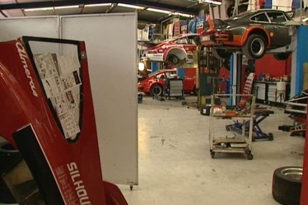 Dans l'atelier des Porsche en cours de préparation.