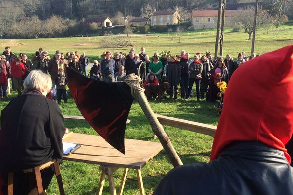 Une centaine de personnes se sont rassemblés à Castelnaud-la-Chapelle pour un carnaval engagé contre le projet de contournement de Beynac. 