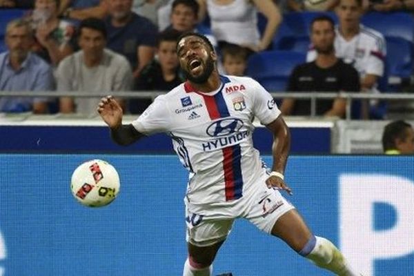  Alexandre Lacazette (Lyon) taclé par le défenseur Mouhamadou Dabo (Caen)