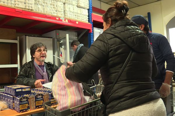 Jean, bénévole très heureux, au contact des bénéficiaires du secours populaire de la Corrèze.