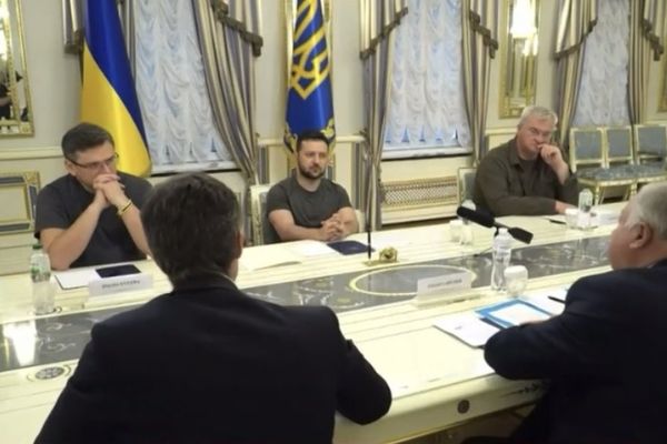 Le président Volodymyr Zlenski et la délégation française emmenée par Gérard Larcher, président du Sénat, samedi 9 juillet, au palais présidentiel de Kiev.