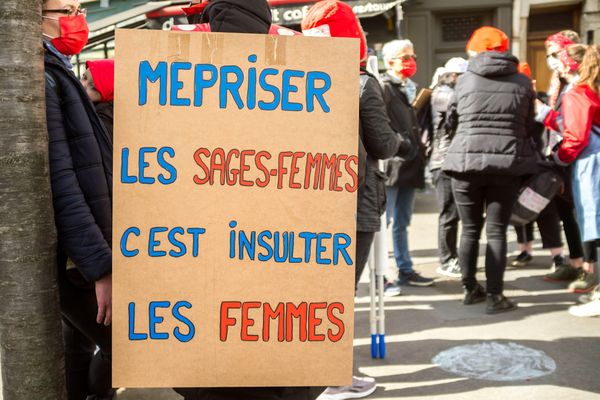 Journée nationale de grève des sages femmes. Paris, 5 mai 2021.