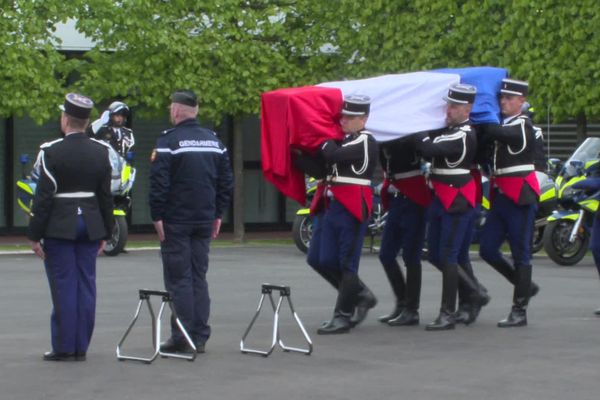 Le cercueil du gendarme Belaïd Allek porté par ses camarades à la caserne le Flem à Caen le 2 mais 2024