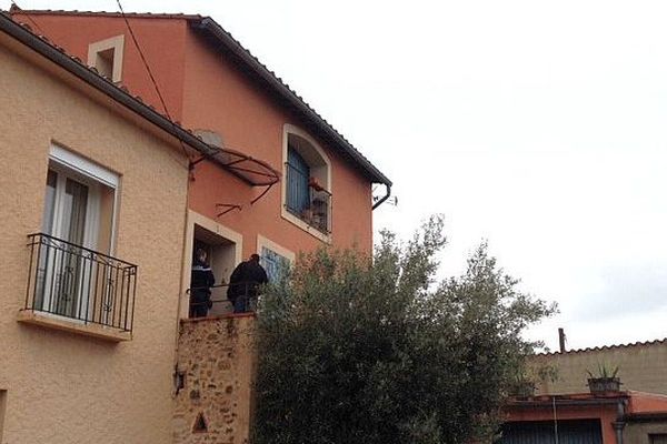 Le Soler (Pyrénées-Orientales) - les enquêteurs inspectent la maison de la victime - 24 mars 2015.