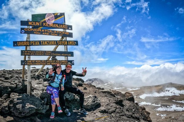 3 ascensions du Kilimandjaro en 9 jours, et un record à la clé pour Vanessa Morales. Elle pose à son arrivée au sommet aux côtés de son caméraman Aurélio Valentino