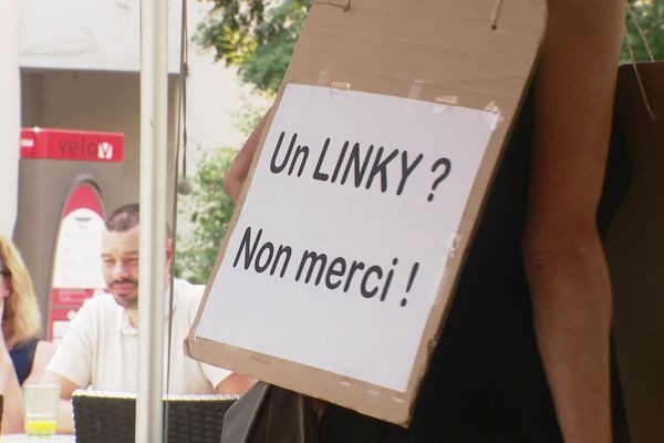 2000 usagers devant 19 tribunaux d'Auvergne-Rhône-Alpes pour contrer le déploiement des compteurs Linky. Ils réfutent le caractère obligatoire de l'installation.