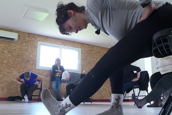 Yoga sur chaise, une discipline pour retrouver de la souplesse chez les seniors