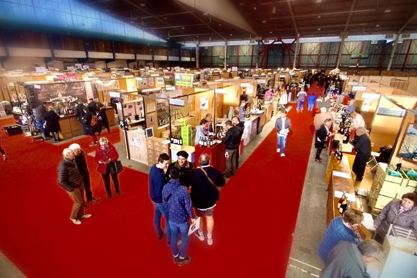 Les premiers visiteurs arpentent les allées du salon du vin à Limoges ce samedi 15 février. 