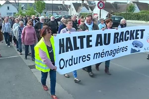 Dans le Loiret, à Châteauneuf-sur-Loire, une manifestation était organisée samedi matin par l'ADUS, un collectif de défense des usagers du Sictom qui regroupe pas moins de 63 communes. La facture de collecte de leurs ordures exploserait avec la mise en place d'une nouvelle tarification. 22  avril 2017