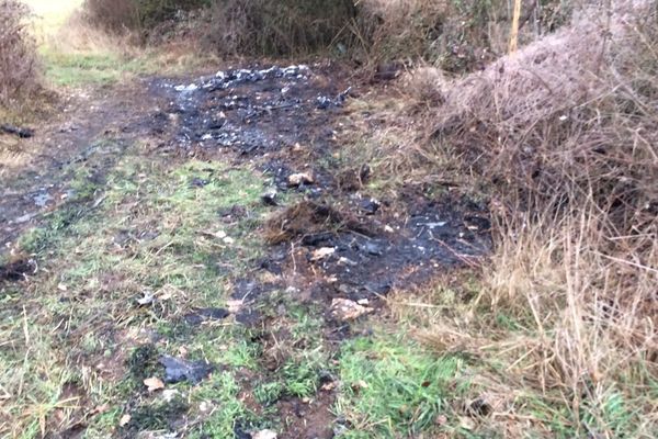 Le petit chemin où la voiture a été retrouvée, entre Sainte-Eanne et Salles. 