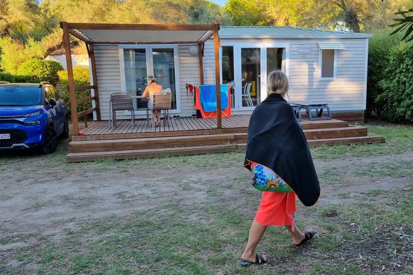 Certains ont fait le choix d'acheter un mobil home dans un camping, ils y vivent pendant la saison, 6 mois dans l'année.