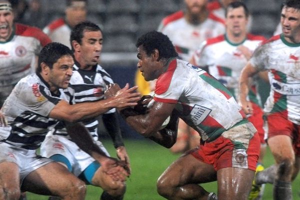 Le biarrot Seremaia contre l'Atalien Halangahu lors de la rencontre BO-Zebre en H Cup.