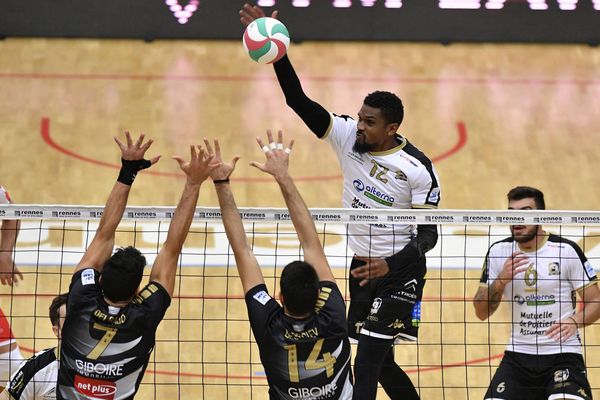 Marc Zopie en plein smash dans un match du SPVB contre Rennes, en novembre 2018.