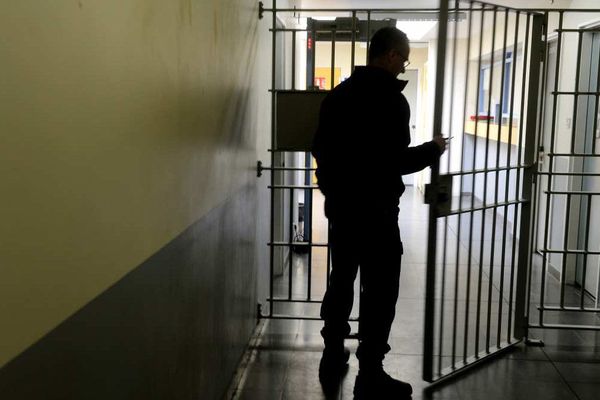 Un gardien ouvre une grille dans la prison de Brest en 2017