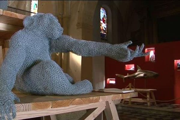 Un singe invite le visiteur à entrer dans la chapelle