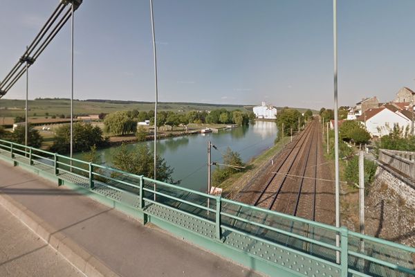 La Marne s'écoulant sous le pont de Dormans, à la frontière avec l'Aisne.