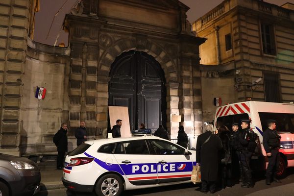 En marge de l'acte VIII des Gilets Jaunes à Paris, des individus ont forcé la porte de la cour du secrétariat d'Etat de Benjamin Griveaux, porte-parole du gouvernement, le 5 janvier 2019.