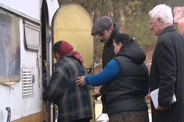 La mère de l'enfant en pleurs, ses proches et le Père Arthur ce jeudi à Villeneuve d'Ascq. 