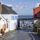 Petites ruelles bordées de maisons blanches jusqu'à la mer. Le charme de l'île Tudy (29)