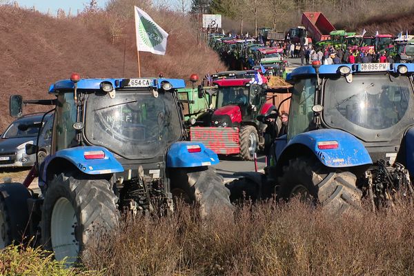 Trois jours après les annonces de Gabriel Attal, les agriculteurs poursuivent leur mouvement dans le Doubs, plusieurs centaines étaient réunis sur le rond-point de l'Alliance à Etalans (Doubs) pour réaliser un barrage filtrant.