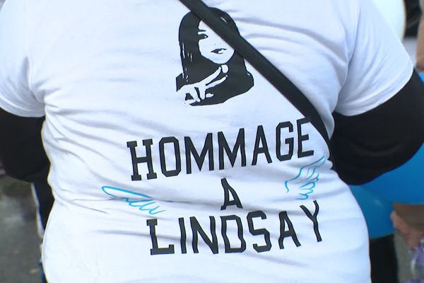 Une marche blanche était organisée ce dimanche en hommage à Lindsay, jeune fille de 13 ans qui s'était donné la mort en mai dernier, après avoir subi du harcèlement scolaire.