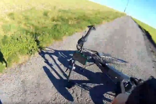 Michaël récupère son vélo au sol après avoir été renversé (capture écran de sa vidéo)