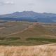 Le plateau du Cézallier en Auvergne se dévoile, avec le massif du Sancy qui se dessine en arrière-plan.