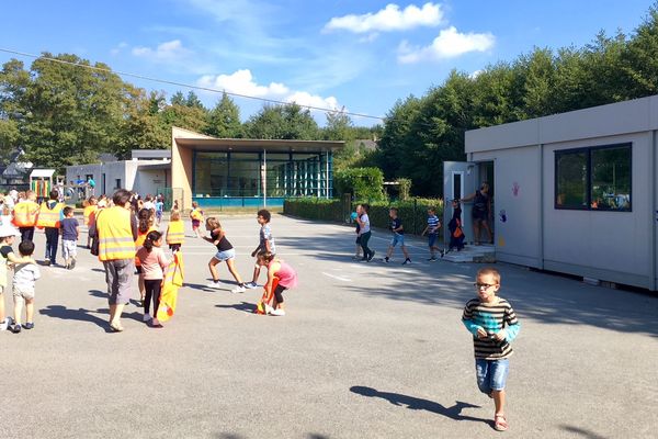 Les enfants devront passer leur année scolaire dans une école "reconstituée" 